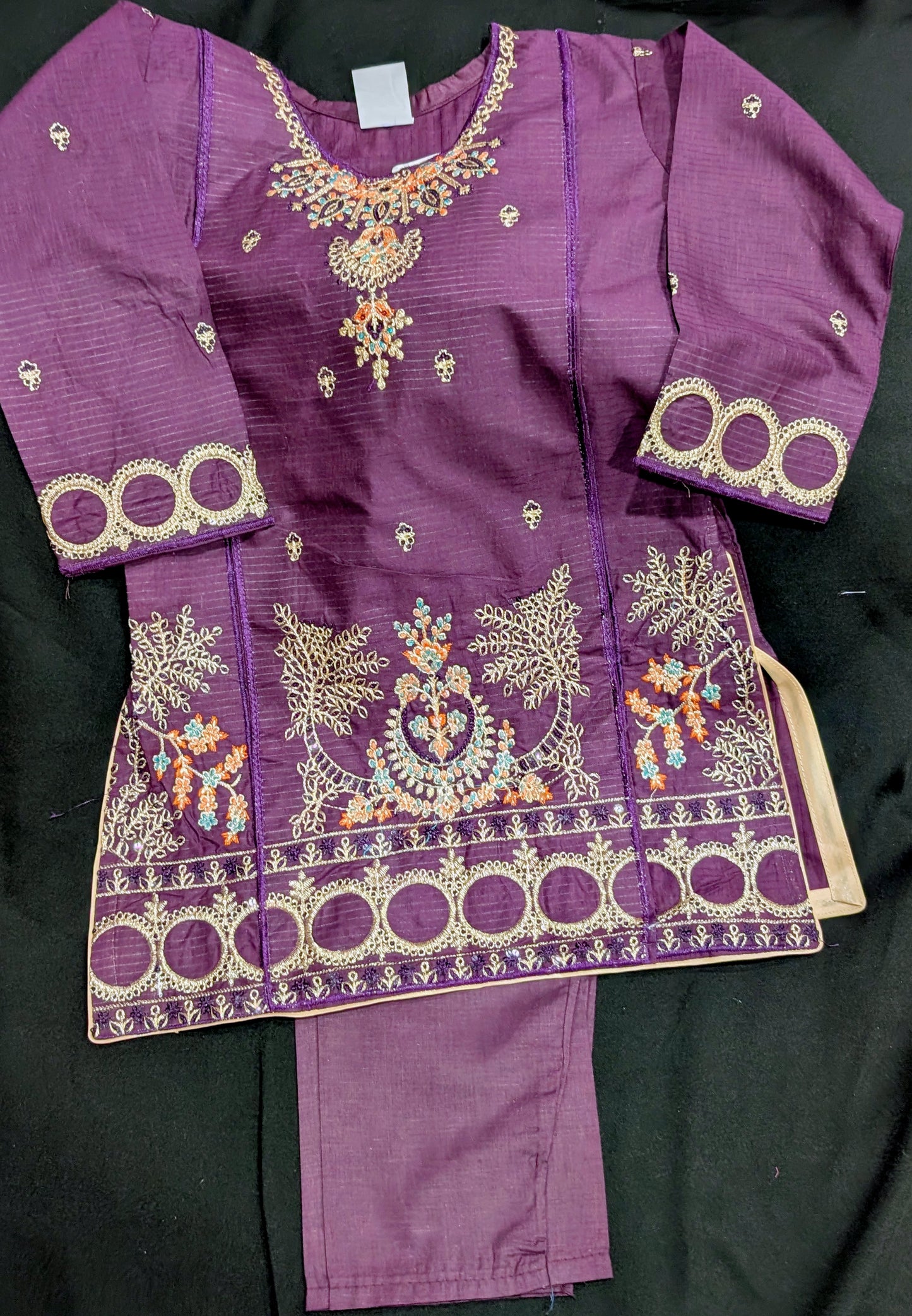 Girls' embroidered kurta with pants and a net dupatta