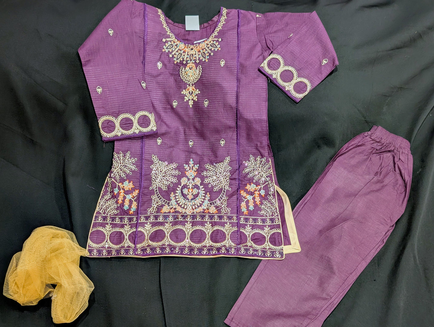Girls' embroidered kurta with pants and a net dupatta